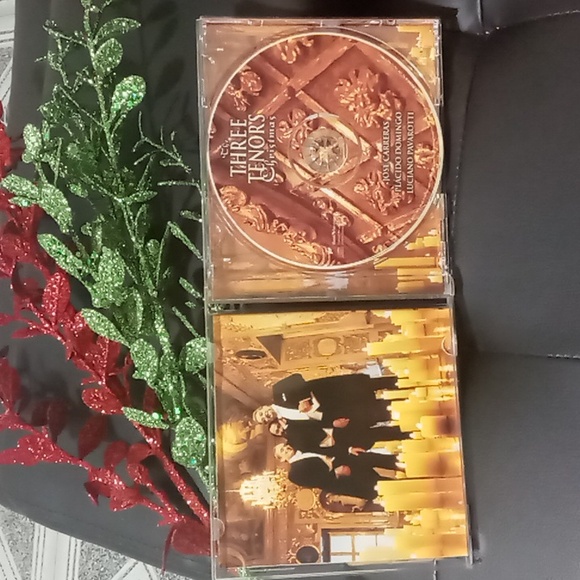 THE THREE TENORS CHRISTMAS AND A PIANO CHRISTMAS CDs - Picture 7 of 8